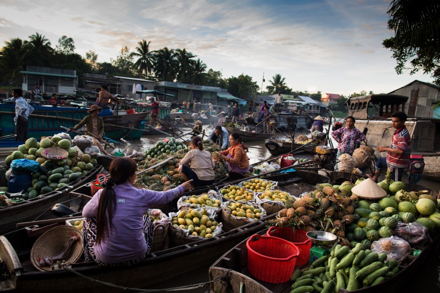 Fruit sellers at the Phong Diem floating market